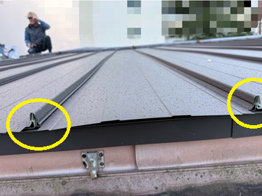 防水シートの上に、 SGLガルバリウム鋼板を立平葺きで設置していきます。 立平葺きは、 屋根材同士をしっかり噛み合わせる工法で、