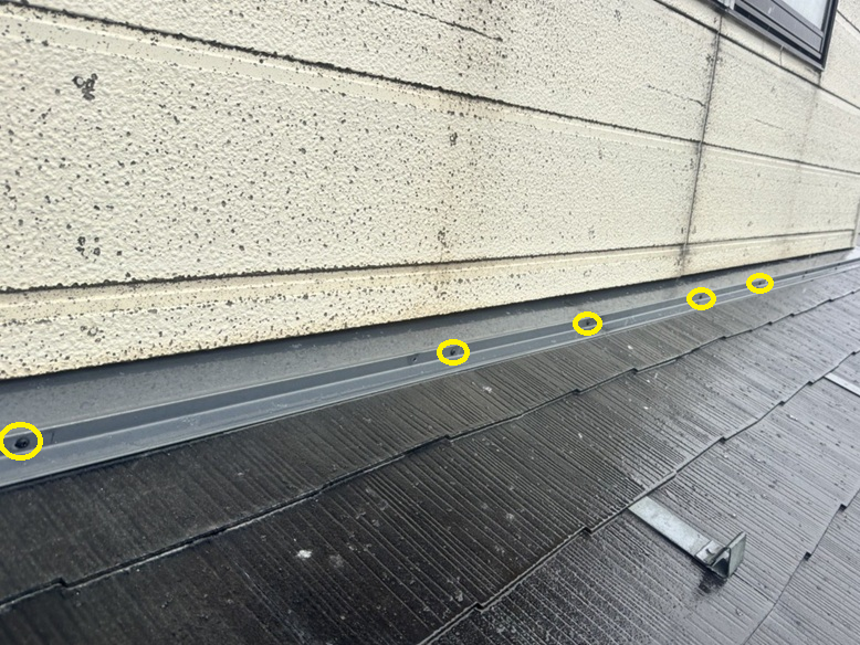 取り合い水切りの釘浮き　ビスで固定しました