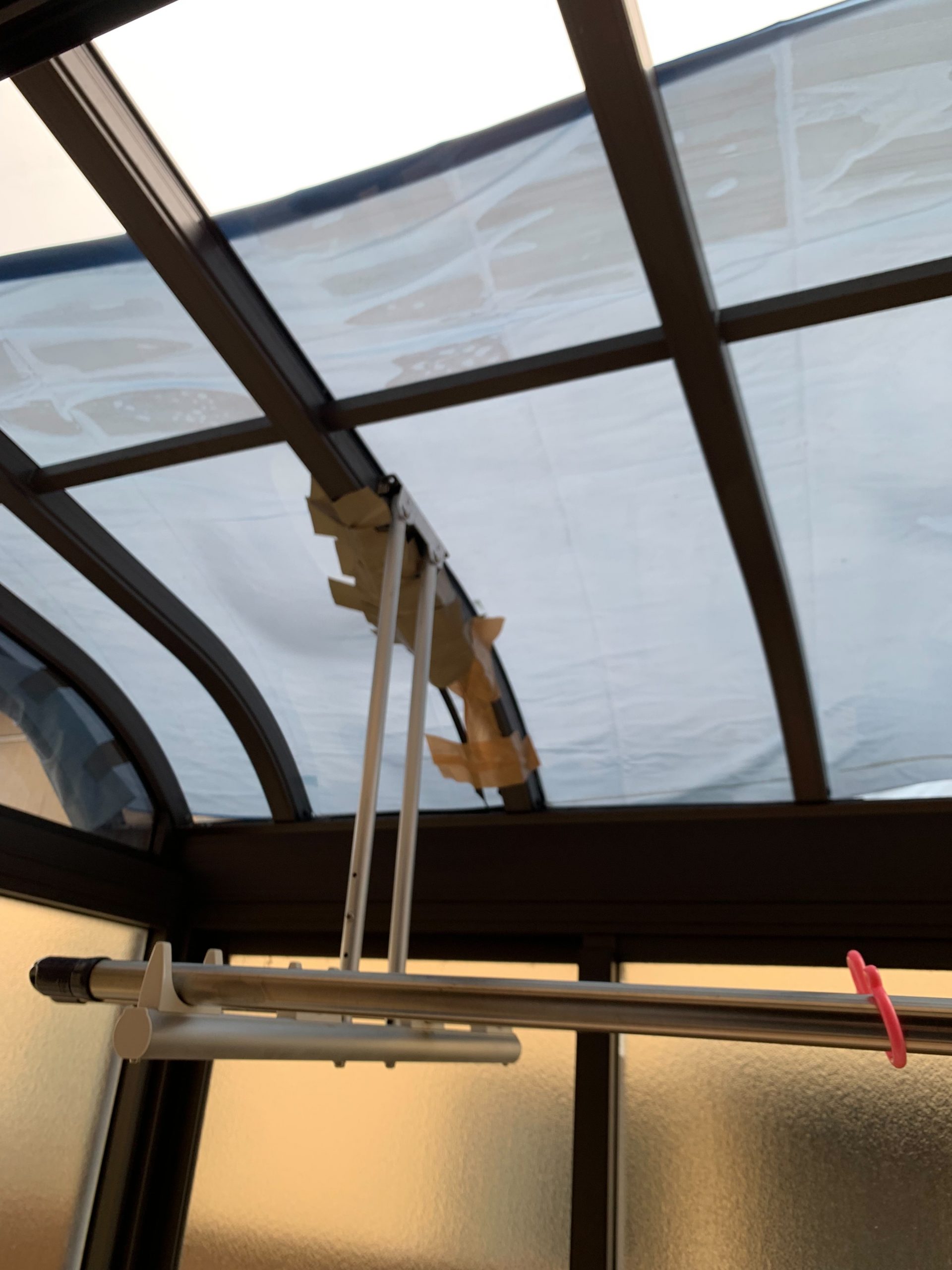 サンルームの屋根が落雪により歪みました