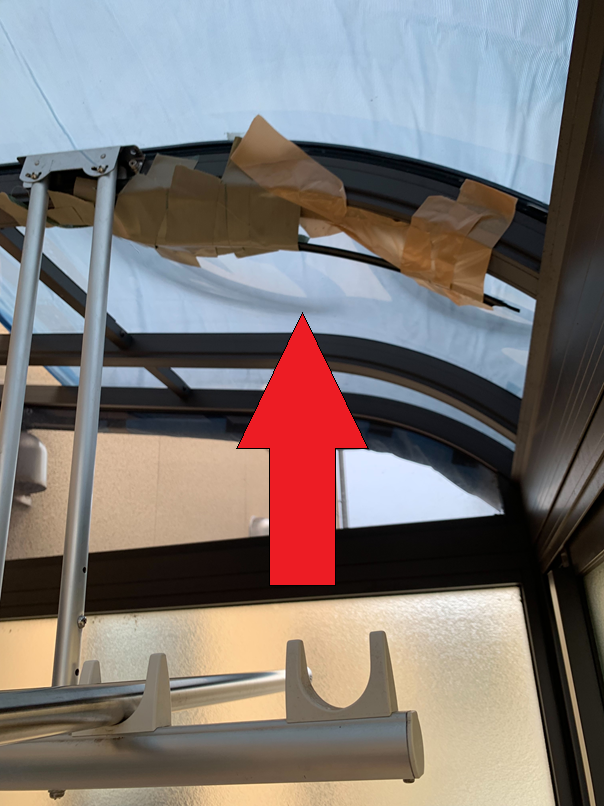 サンルームの屋根が落雪により歪みました