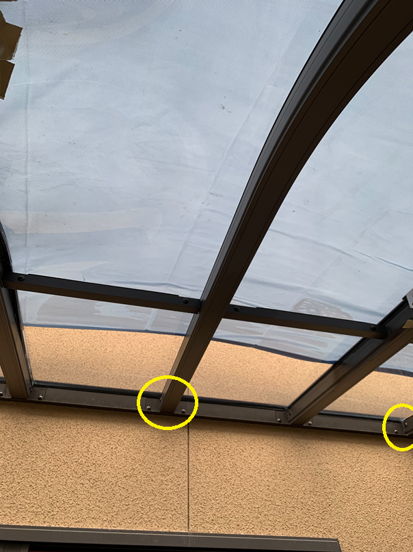 サンルーム屋根パネル交換　パネルを外します