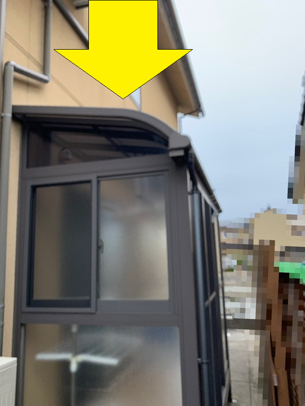 サンルームの屋根が落雪により壊れています