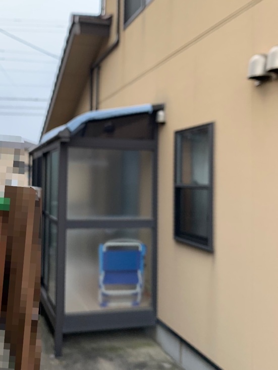 サンルームの屋根が雪で壊れています