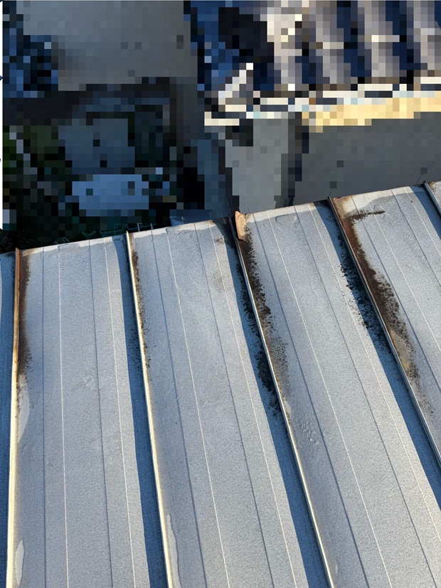 ガルバ屋根　先端サビ