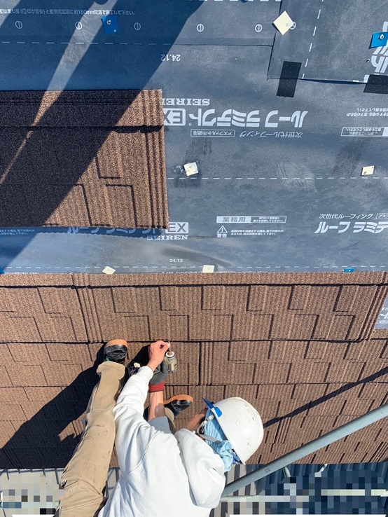 セネターをビスで固定しています