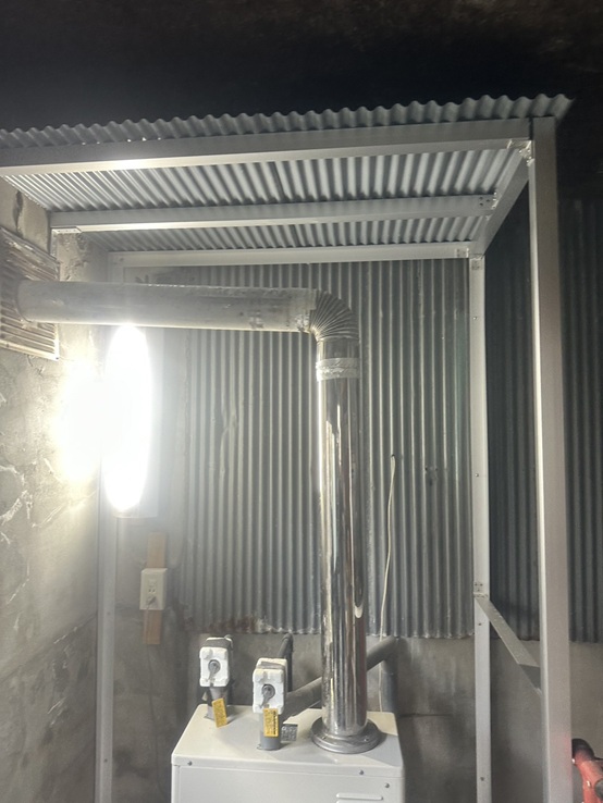 アルミフレームの上に波板を設置