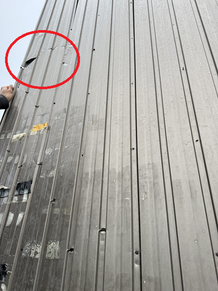 強風で剥がれたトタンに亀裂