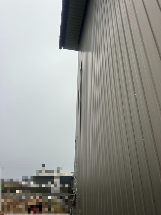 テープを剥がして剥がれたトタンを確認