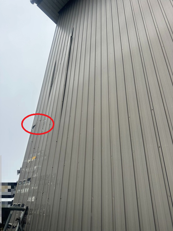 強風で剥がれたトタンに亀裂