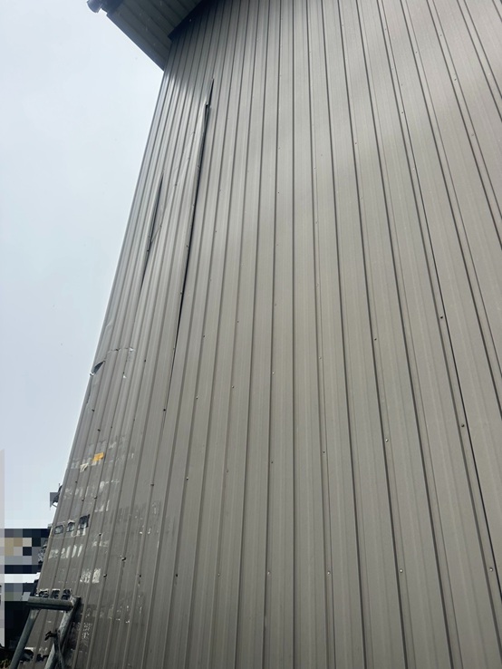 テープを剥がして剥がれたトタンを確認