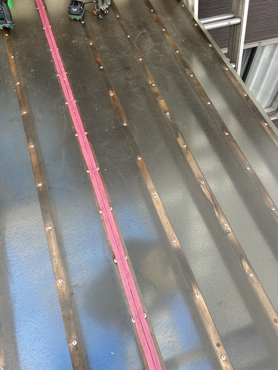 シーリング材で埋めます