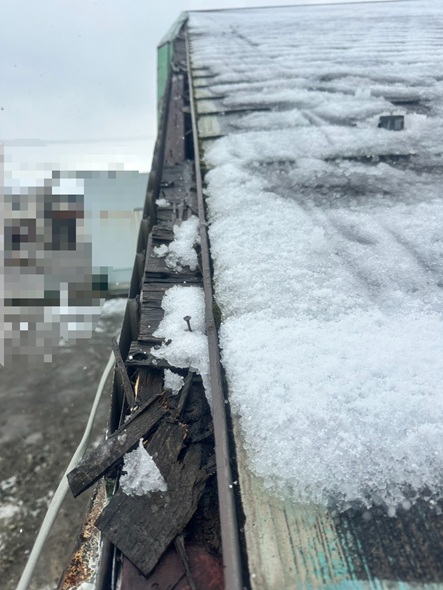 まずは、めくれてぶら下がっていたケラバ板金を取り外して撤去します。  板金を外すと、固定していた木下地が傷んでいる状態でした。  このまま新しい板金を取り付けても、土台が弱いとまた外れてしまう可能性があります。