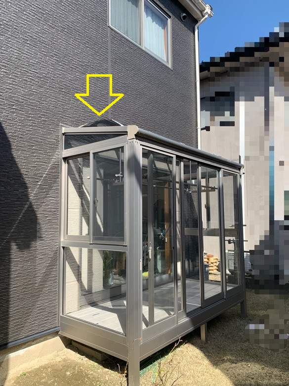 サンルームの屋根パネルが浮いています