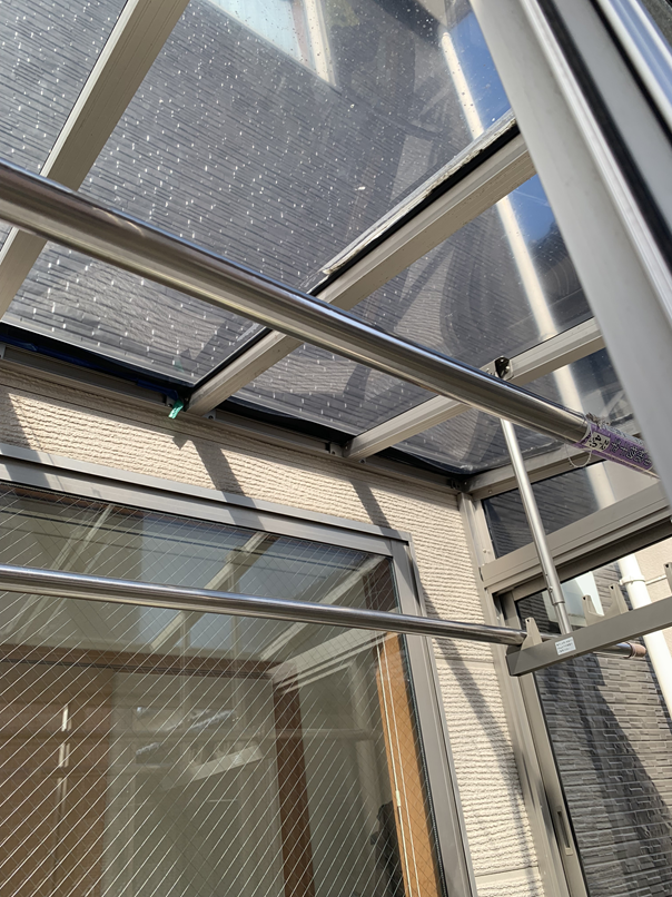 サンルームの屋根パネルが浮いています