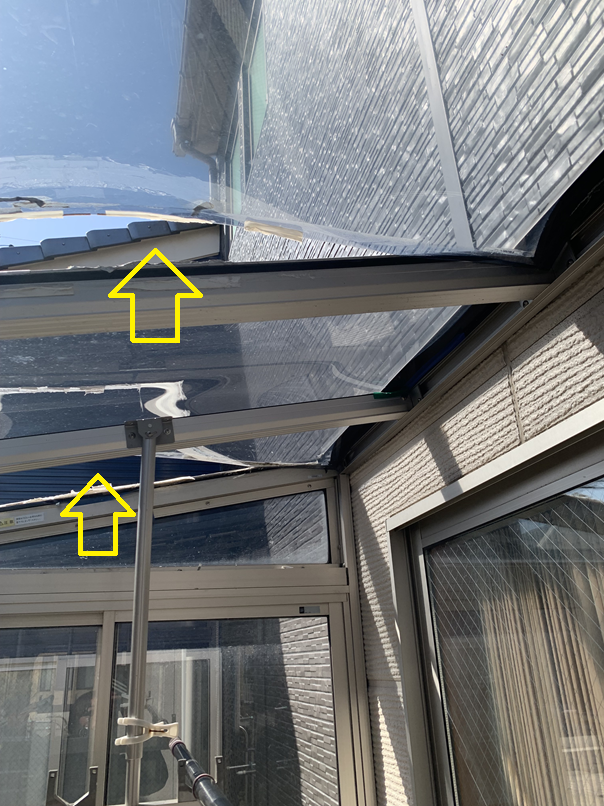 屋根パネルが浮いています