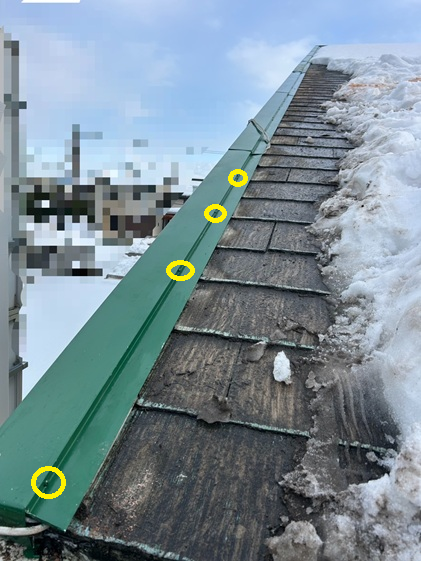 新しい木下地の上に、**新しいケラバ板金（ガルバリウム鋼板）**を取り付けていきます。  ケラバは風の影響を受けやすい場所のため、  今回は釘ではなくビスでしっかり固定しました。  ビスは釘よりも抜けにくく、強風でも外れにくいという特徴があります。