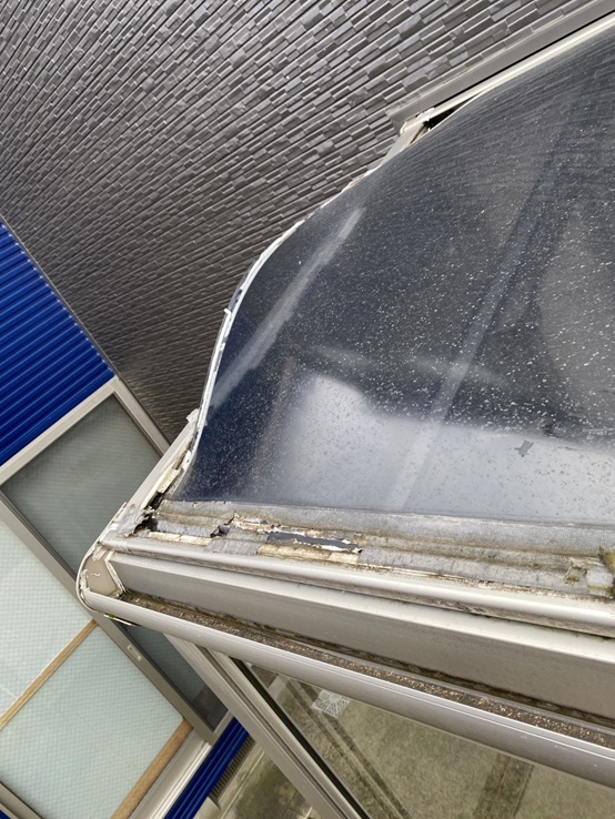 サンルーム屋根のパネルが落雪により浮きあがっていました