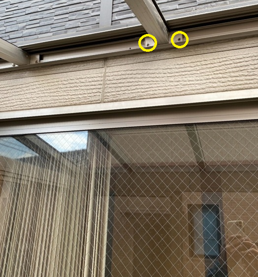 サンルーム屋根パネルのフレームのビスを外します