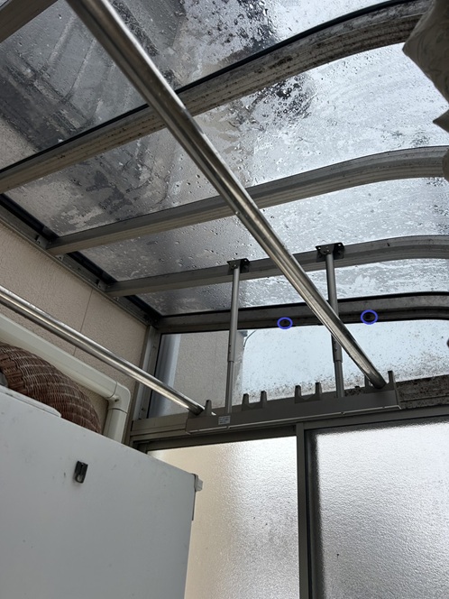 浮いたポリカパネルを元に戻しました