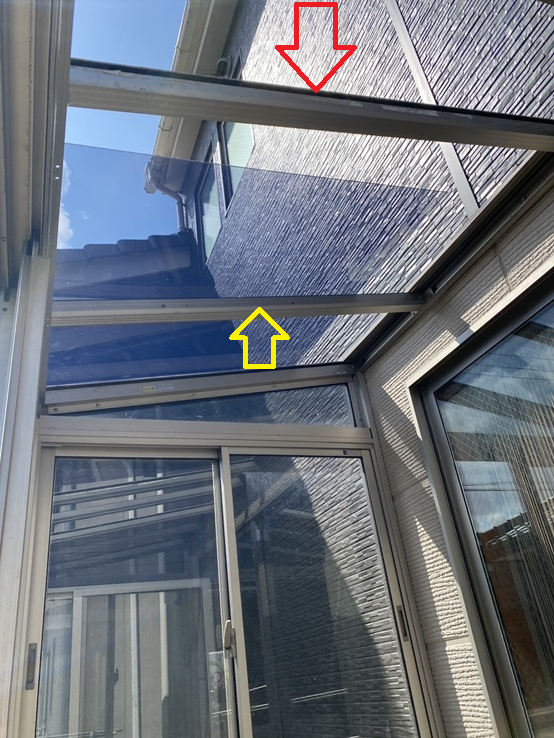 サンルーム屋根に新しいパネルを設置します