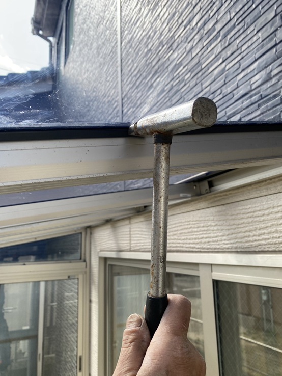 屋根パネルと垂木のすき間を埋めるため、すき間材をすき間に埋め込みます！