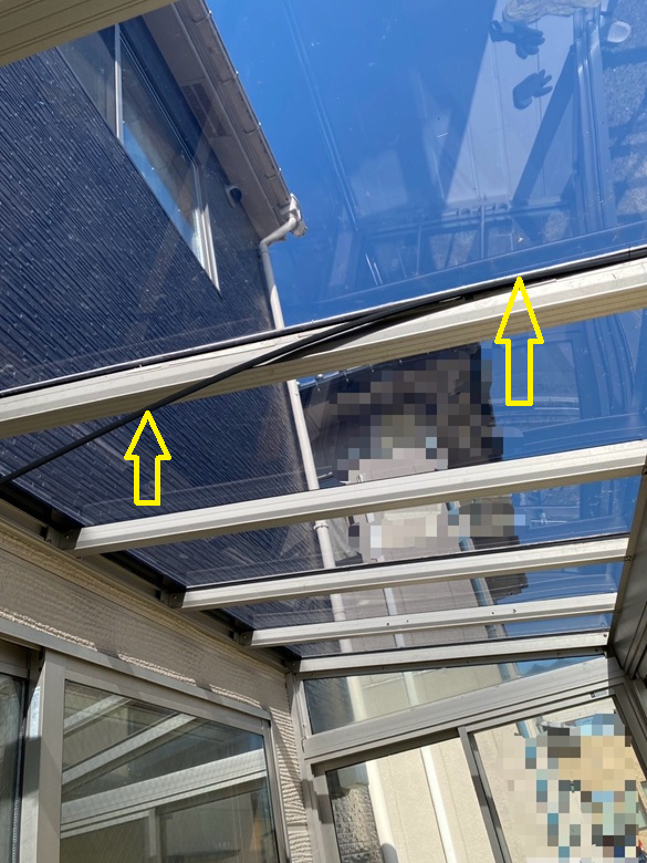 屋根パネル交換　すき間材を入れ込みます