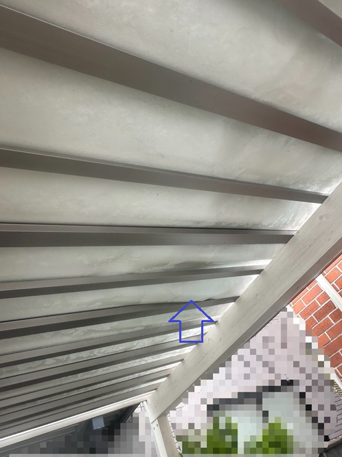 屋根を下から確認すると、ポリカ板は雪の重みで外れてたわんでいるのが分かりました。