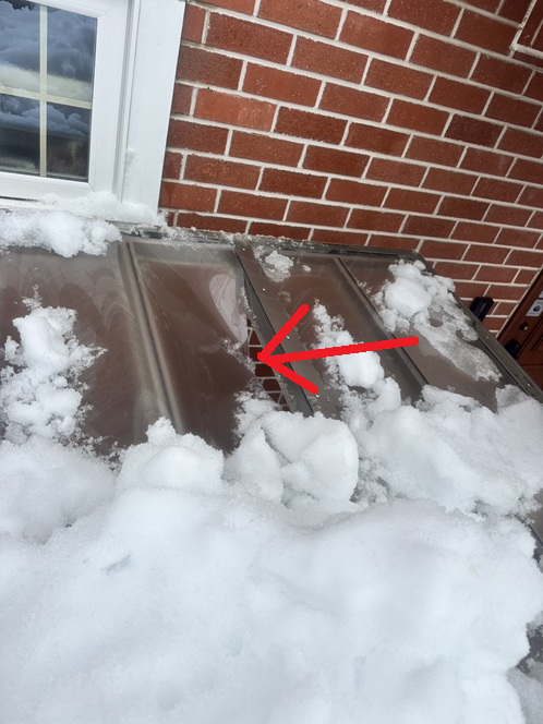 カーポート屋根の上の雪をずらしてみると、ポリカが外れてたわみ、すき間が確認できます。 幸いにも、ポリカは割れや破損、大きな変形はない状態でした。 これはすぐに直すことができると判断しました！