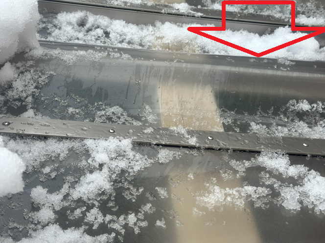 カーポート屋根の上の雪をずらしてみると、ポリカが外れてたわみ、すき間が確認できます。 幸いにも、ポリカは割れや破損、大きな変形はない状態でした。 これはすぐに直すことができると判断しました！