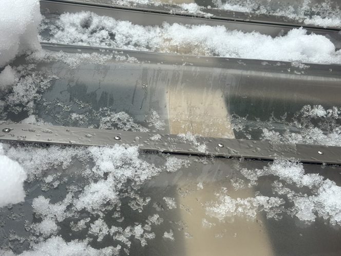 まずはカーポート屋根の上に残っている雪を、慎重にずらしていきます。