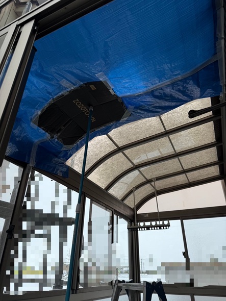 サンルームのパネル割れ現場調査