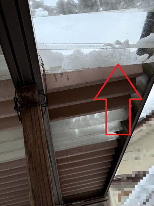 カーポート屋根のポリカが曲がっています