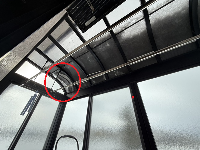 屋根パネルの割れ