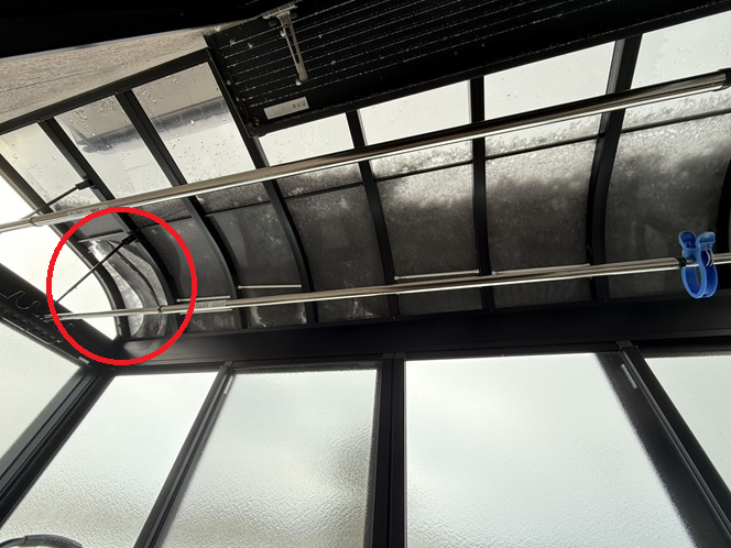 サンルーム屋根に大きな穴