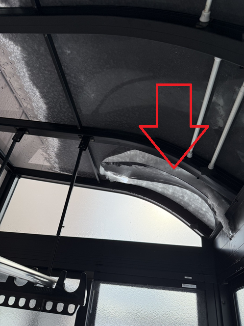 屋根パネルに大きな穴