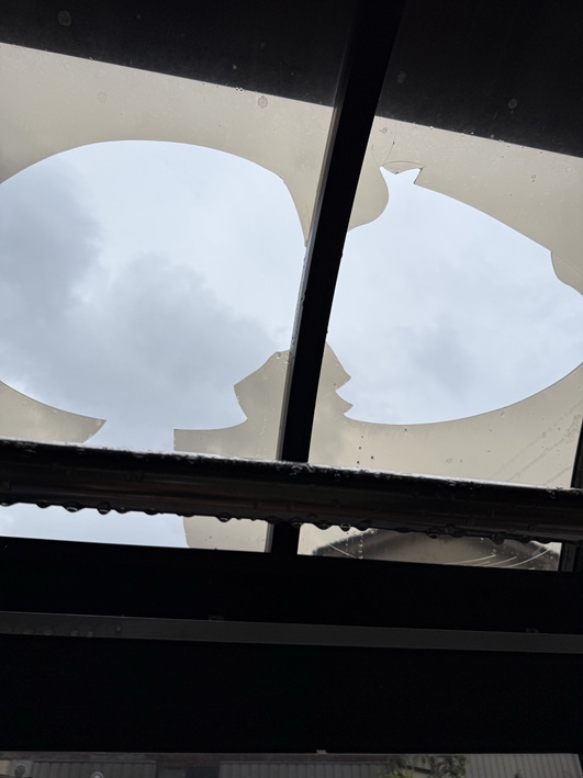 サンルームの屋根ポリカーボネート板が割れて大きな穴が開いています