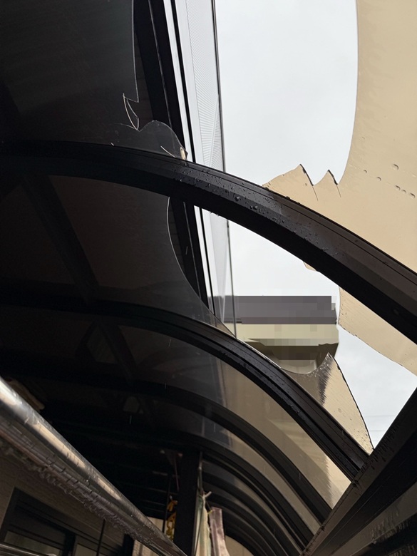 サンルームの屋根ポリカーボネート板が割れています