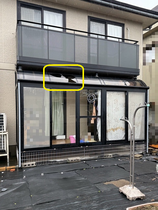 サンルーム屋根パネルが落雪により割れています