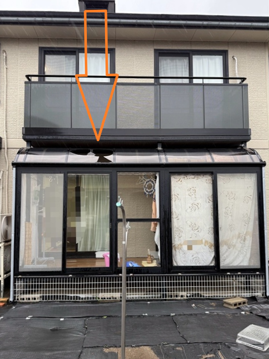 屋根からの落雪によりサンルームの屋根パネルが割れています