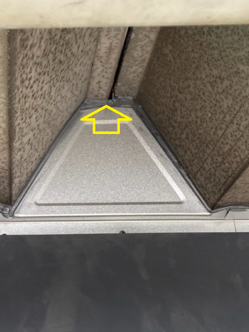 最後にすき間を埋めるためのシーリング材（シリコンやウレタンなどからできている弾力性と耐水性に優れた補修材)を充填しました。