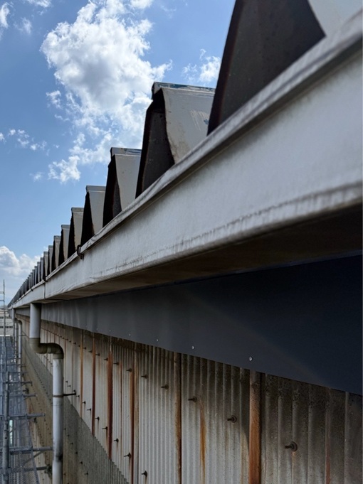 工場の折板屋根面戸取り付け施工完了