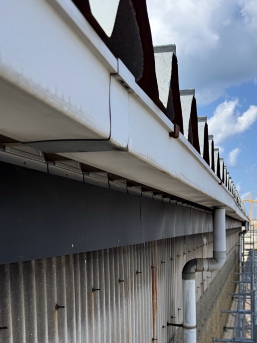 工場の折板屋根面戸取り付け施工完了