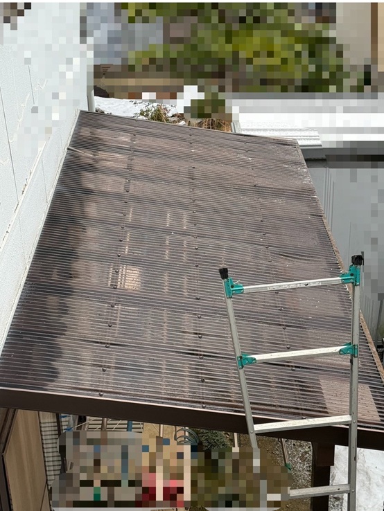 ビスが外れて凹んだサンルーム屋根