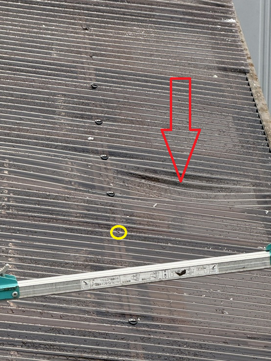 ビスが外れて凹んだサンルーム屋根