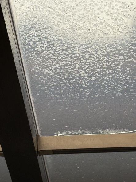 今回の破損は、単なる1枚割れではありませんでした。  全体的に「クラック現象」が起きていました。