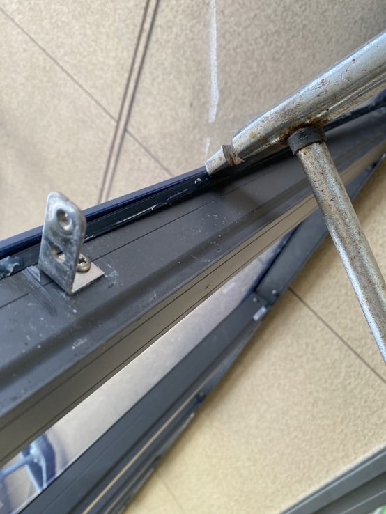 新しいパネルを設置し、すき間材をはめ込みます