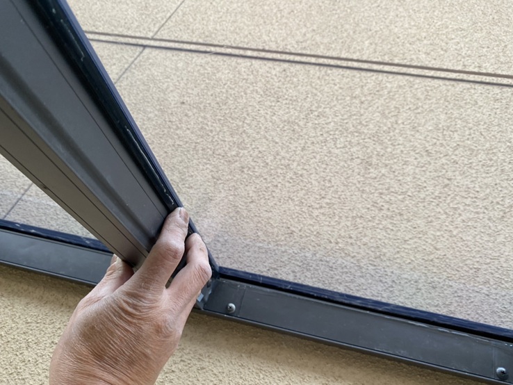 新しいパネルを設置し、すき間材をはめ込みます