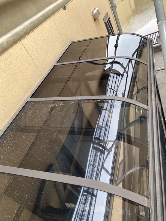 落雪で壊れたサンルームの修理