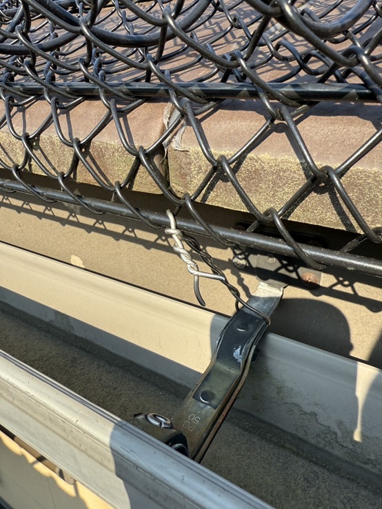 雪止めネットゆきもちくんを固定