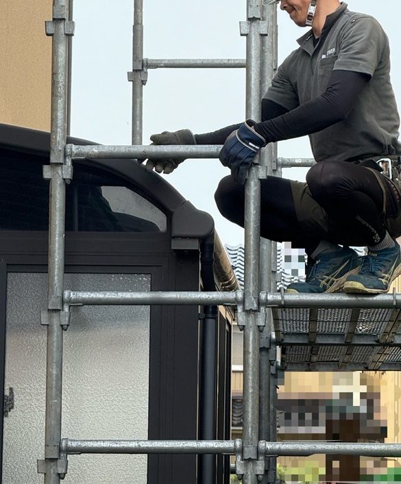 屋根工事　足場を設置しています